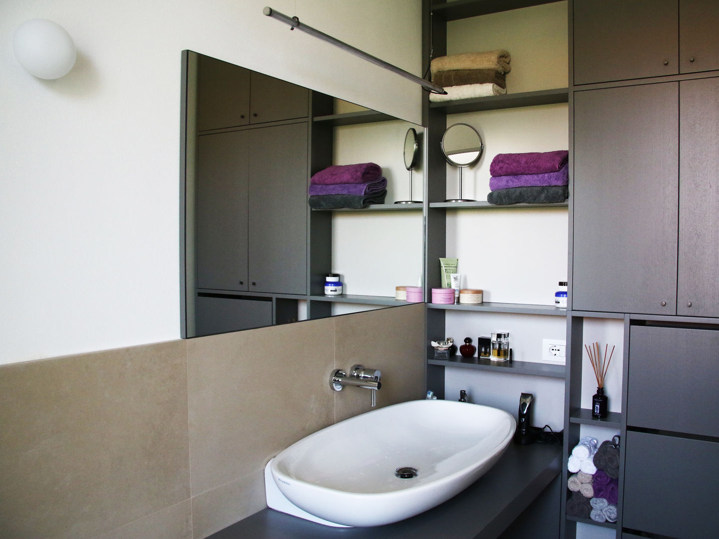 Organizzare il bagno con stile: 10 idee per mensole e scaffali  perfettamente integrati 