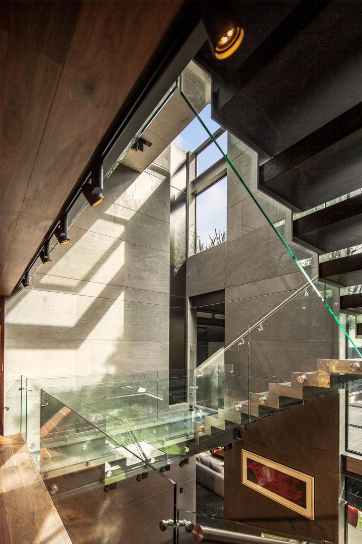 Casa Basaltica, grupoarquitectura grupoarquitectura Minimalist corridor, hallway & stairs