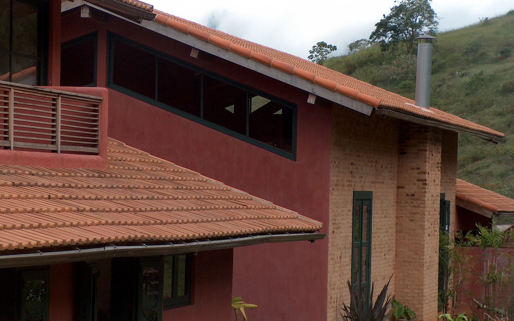 Fachada com paredes em tijolo aparente pintura a base de cal Ronald Ingber Arquitetura Casas rústicas