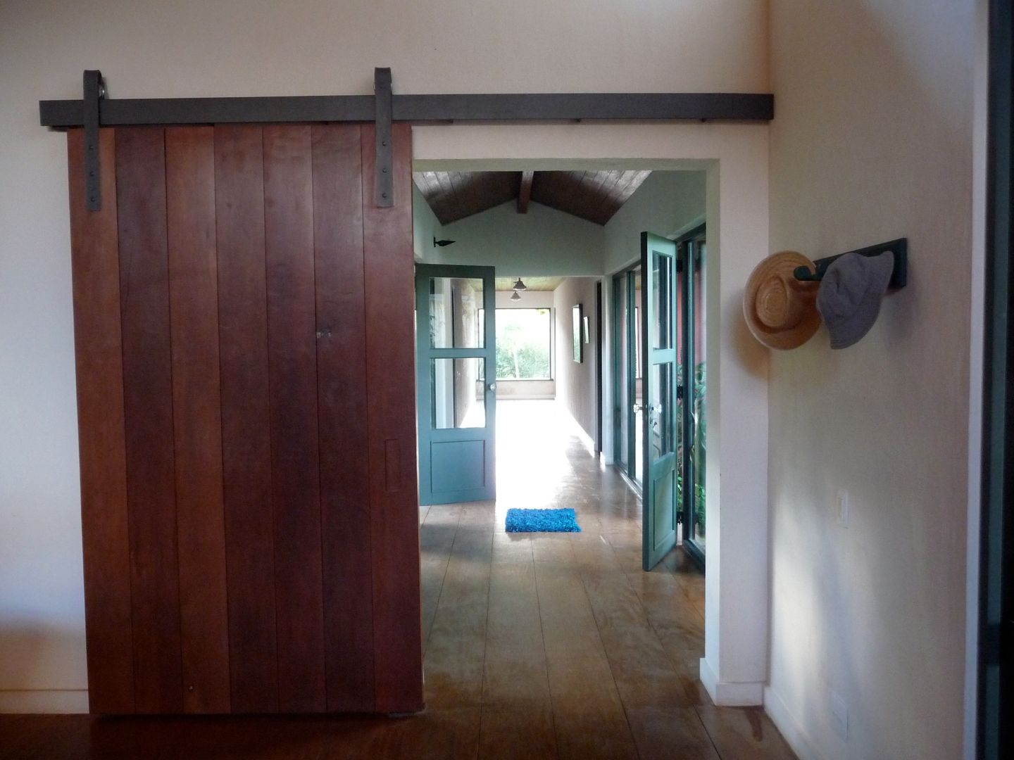 Fazenda Santa Luzia, Ronald Ingber Arquitetura Ronald Ingber Arquitetura Rustic style corridor, hallway & stairs