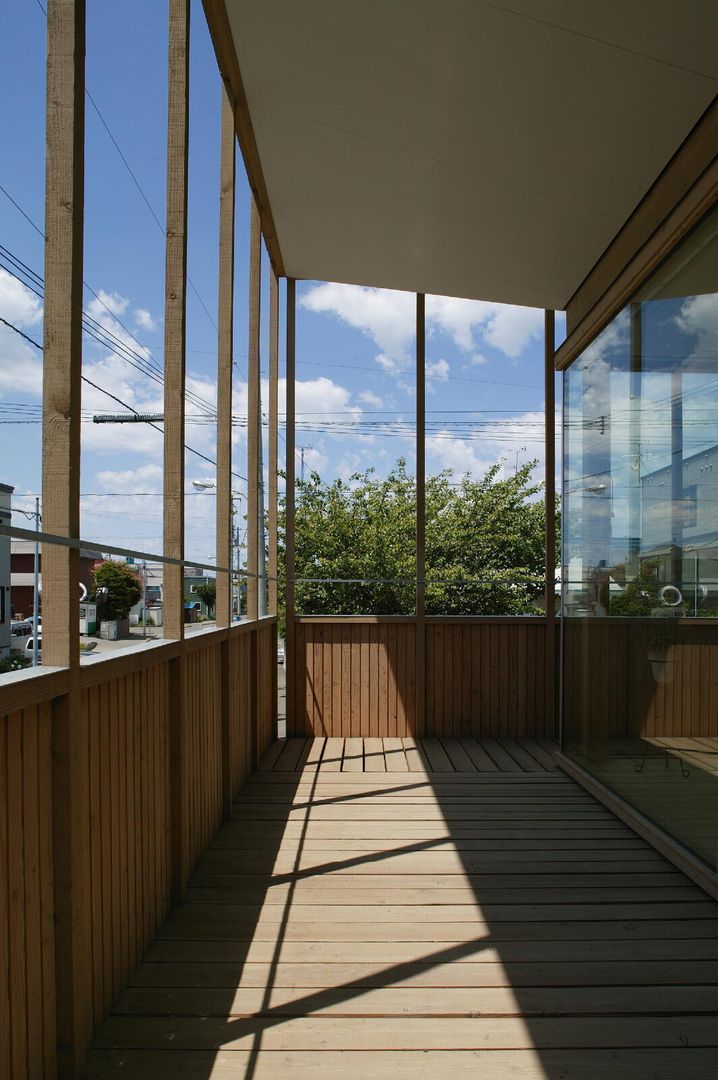 2階バルコニー1 キタウラ設計室 オリジナルデザインの テラス 雲,空,木,シェード,建物,インテリア・デザイン,バイオーム,ライン,床,フローリング