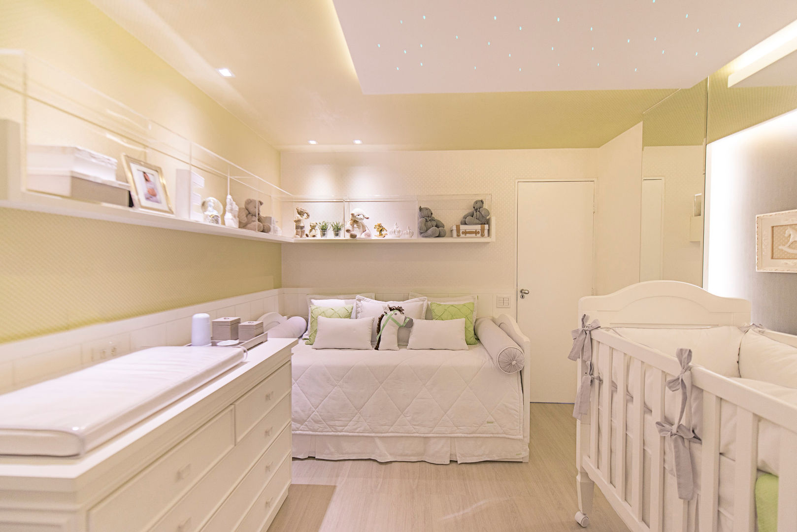 Quarto de Bebê, LM Arquitetura LM Arquitetura Classic style nursery/kids room