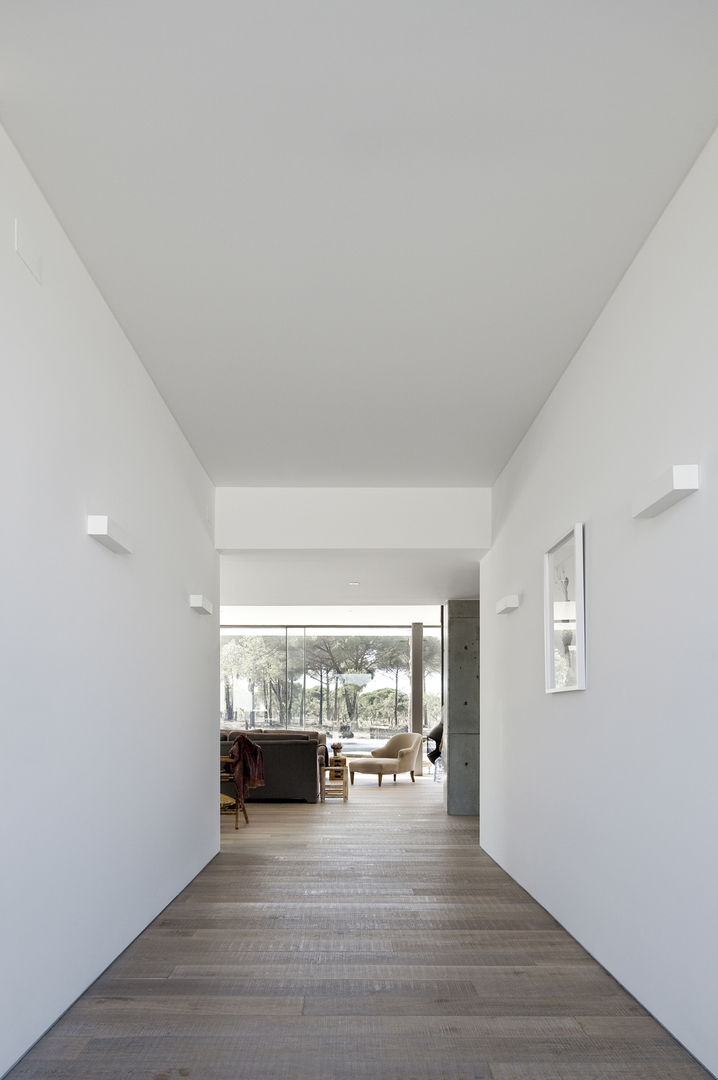 Casa na Comporta, RRJ Arquitectos RRJ Arquitectos Modern corridor, hallway & stairs