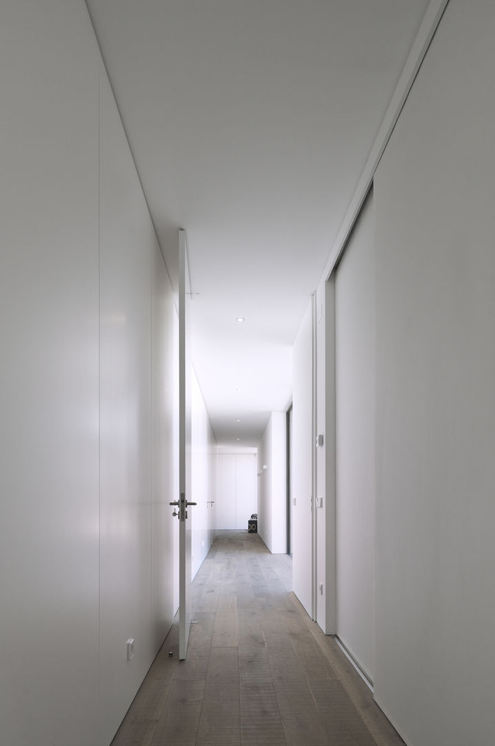 Casa na Comporta, RRJ Arquitectos RRJ Arquitectos Modern Corridor, Hallway and Staircase