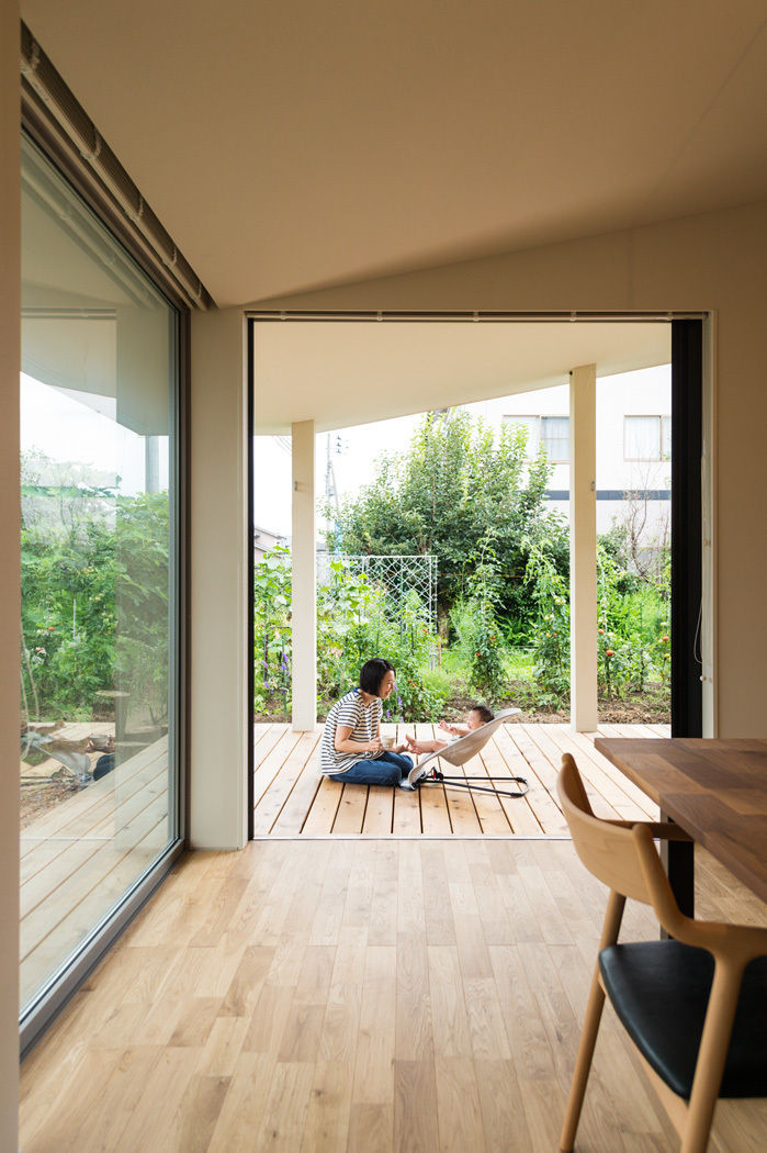 大きな一枚屋根の下で, エヌ スケッチ エヌ スケッチ Modern balcony, veranda & terrace