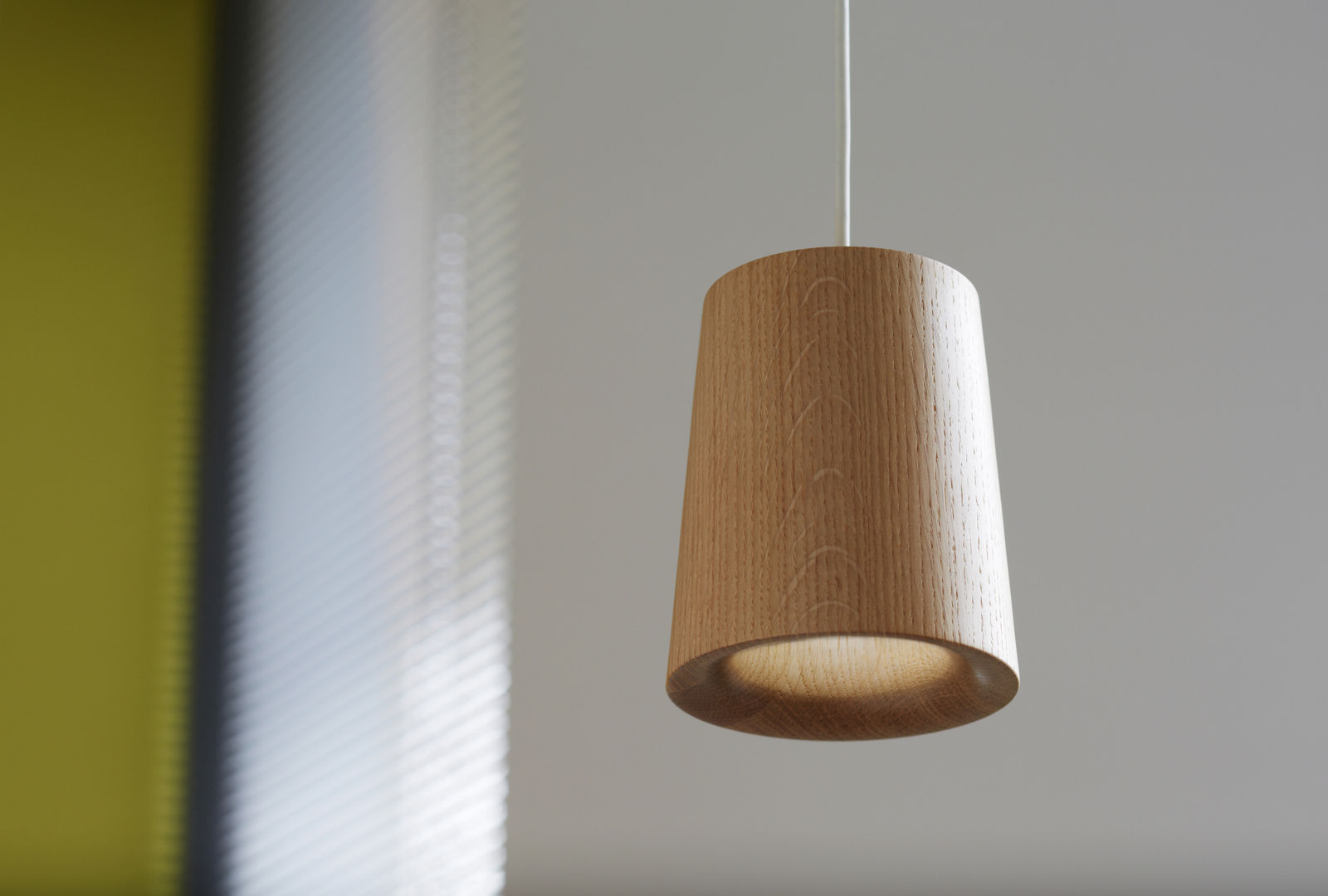 Solid Pendant Cone in Natural Oak Terence Woodgate Cocinas modernas Iluminación