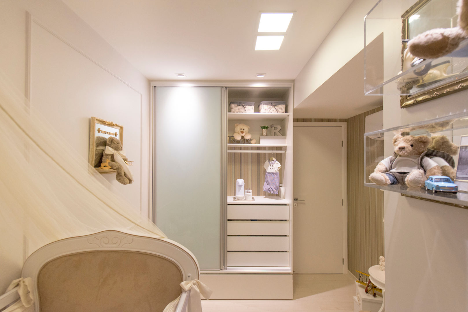 QUARTO DE BEBÊ, LM Arquitetura LM Arquitetura クラシックデザインの 子供部屋