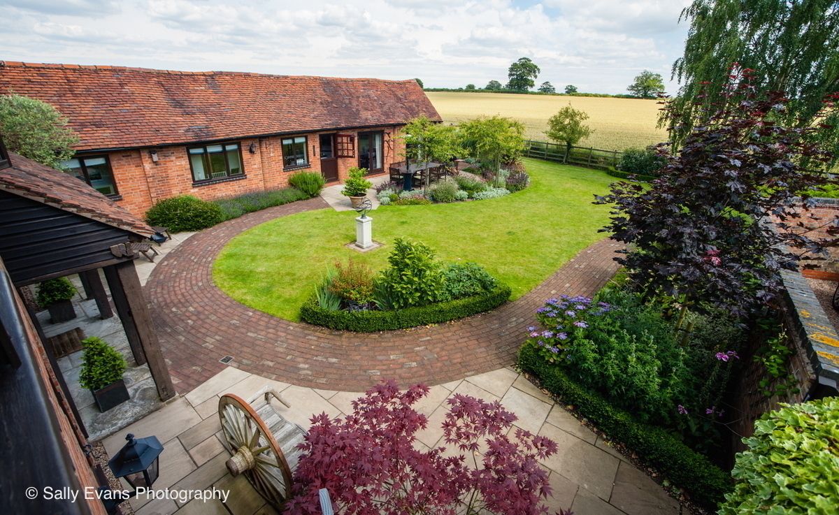 Courtyard garden. Matt Nichol Garden Design Ltd. Jardines de estilo rural