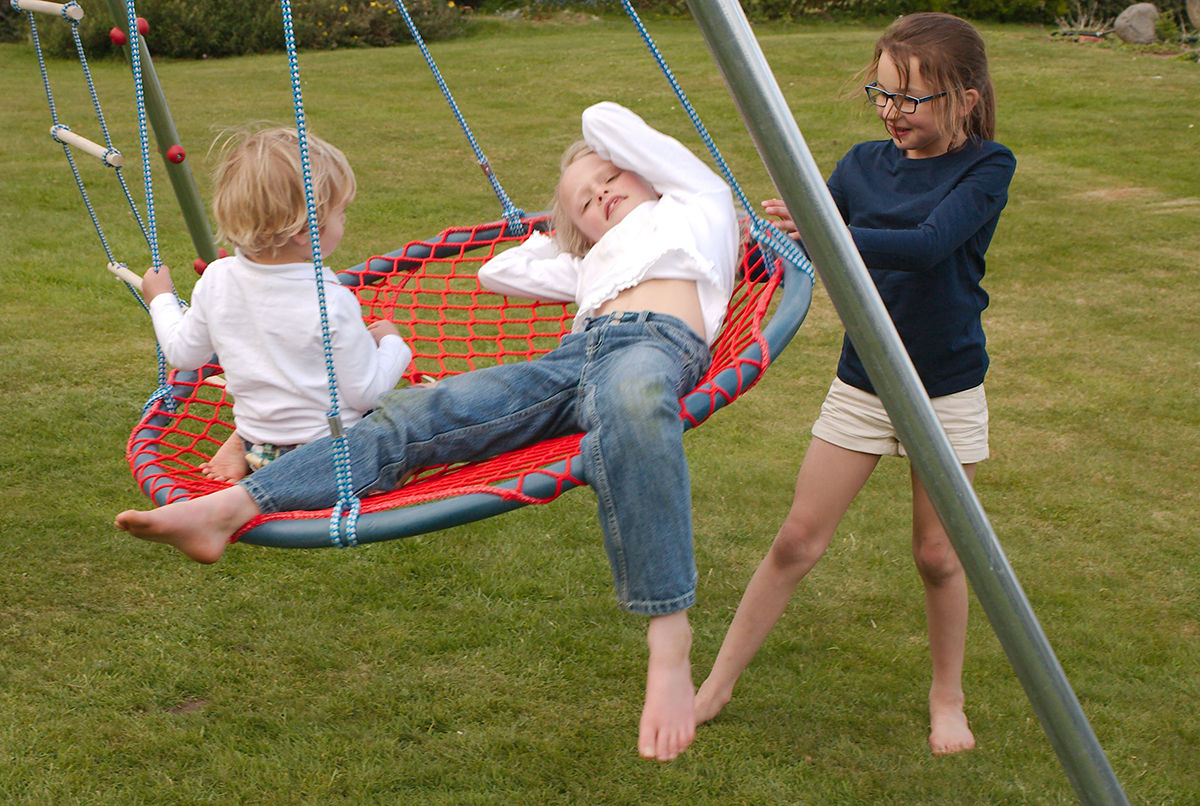 Sharing a Nest Swing Brave Toys Jardines de estilo moderno Columpios y zonas de juego