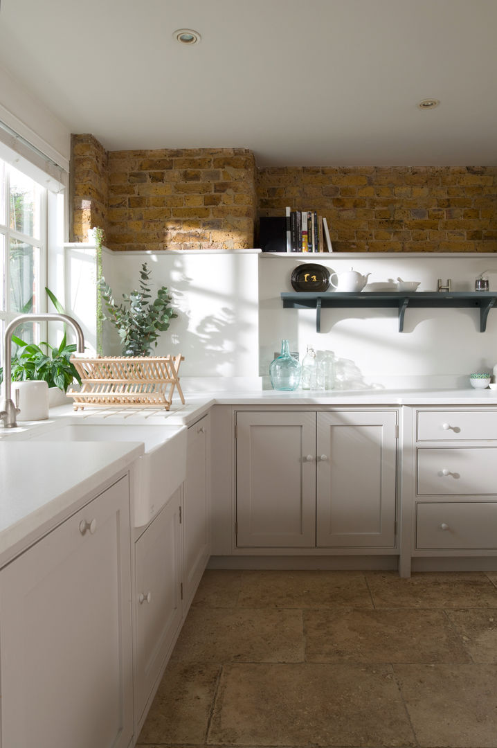 The Old School House | A Contemporary Family Kitchen in East London Humphrey Munson クラシックデザインの キッチン