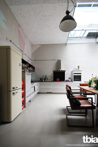 Umbau einer Schreinerei zu Lofts - "Loft 3", tbia - Thomas Bieber InnenArchitekten tbia - Thomas Bieber InnenArchitekten Industrial style kitchen