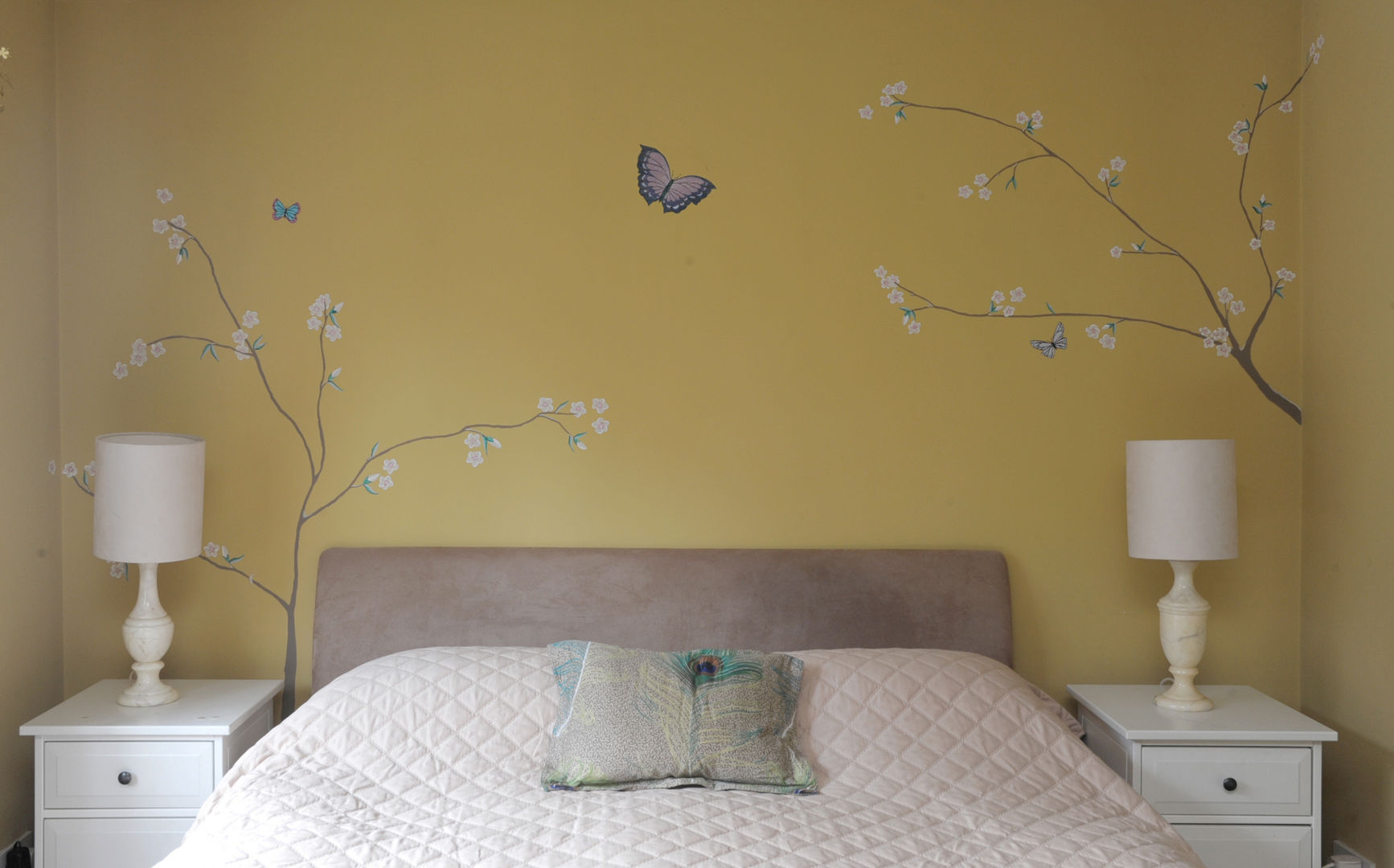 The Yellow Chinoiserie Bedroom Louise Dean -Artist Asiatische Schlafzimmer Accessoires und Dekoration