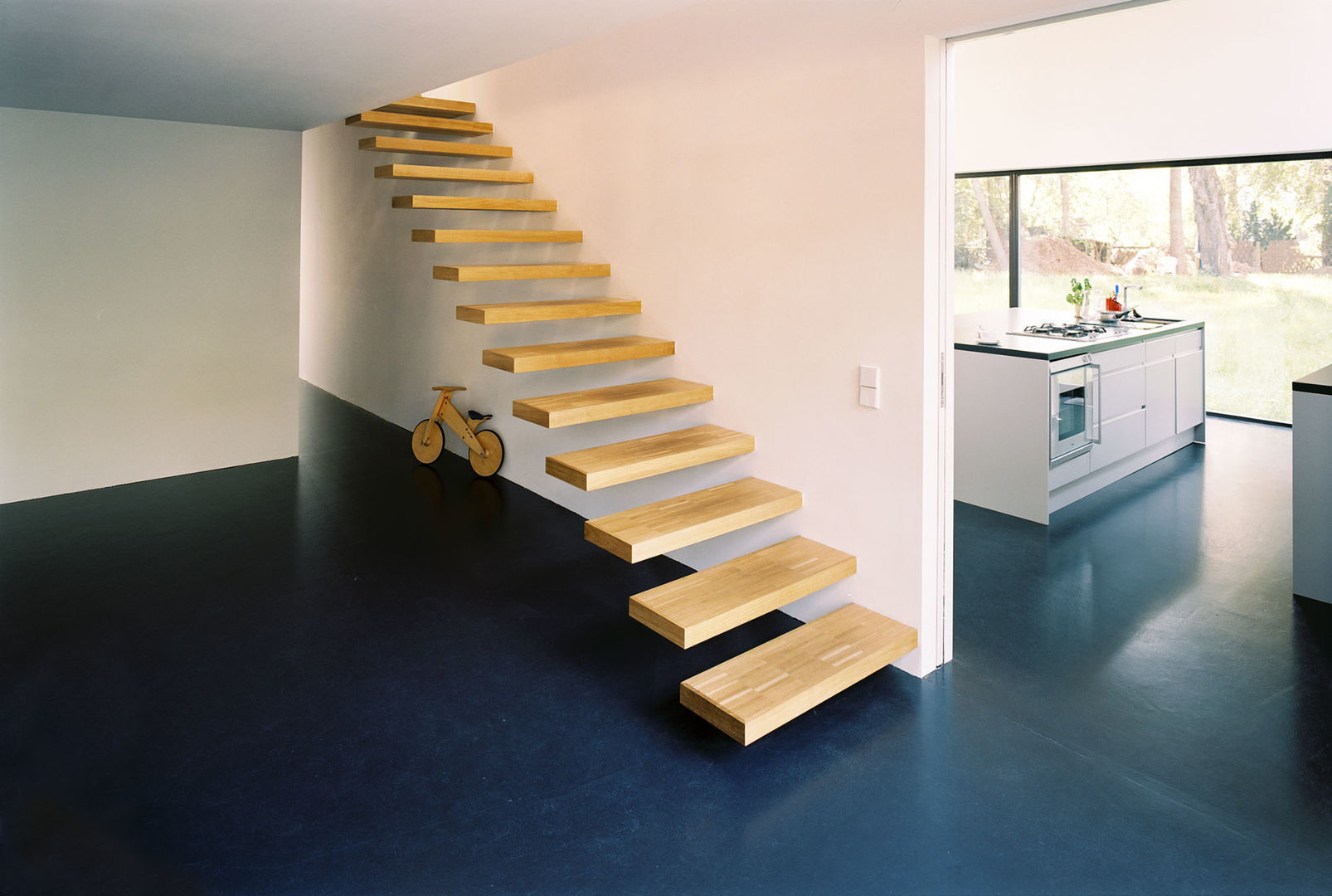 Holzhaus "Wohnhaus Tsingas" - Niedrigenergiehaus, Helm Westhaus Architekten Helm Westhaus Architekten Minimalist corridor, hallway & stairs