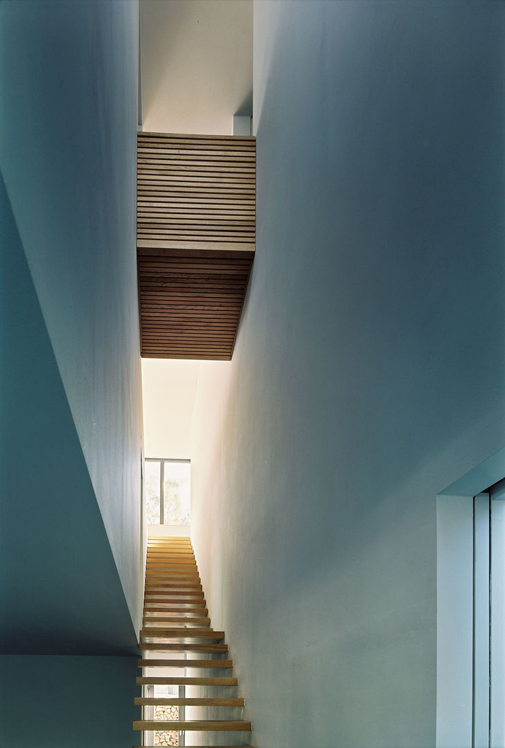 Holzhaus "Wohnhaus Tsingas" - Niedrigenergiehaus, Helm Westhaus Architekten Helm Westhaus Architekten Minimalist corridor, hallway & stairs