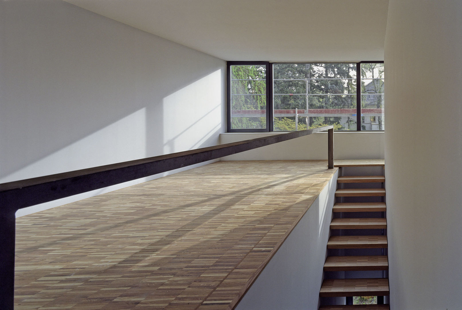 Holzhaus "Wohnhaus Tsingas" - Niedrigenergiehaus, Helm Westhaus Architekten Helm Westhaus Architekten Minimalist corridor, hallway & stairs