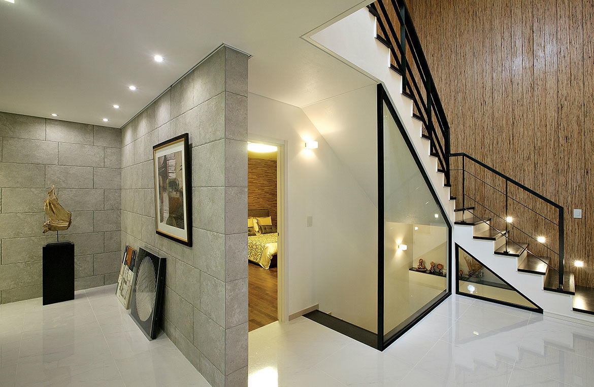 homify Modern Corridor, Hallway and Staircase