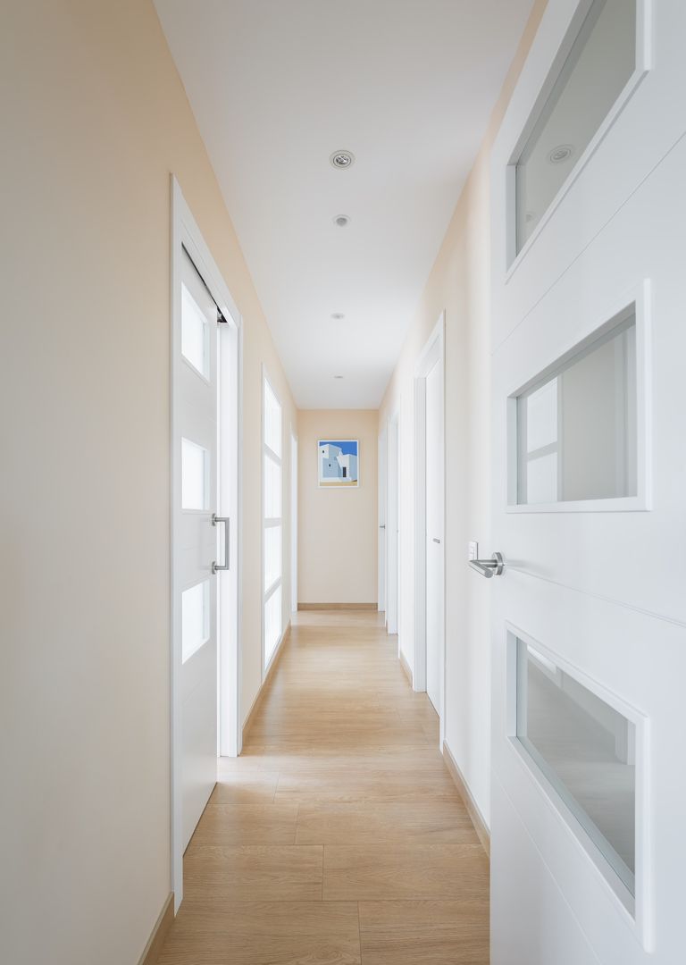 Casa del Porche de Piedra, LLIBERÓS SALVADOR Arquitectos LLIBERÓS SALVADOR Arquitectos Mediterranean corridor, hallway & stairs