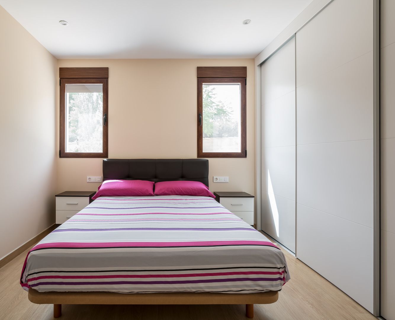 Casa del Porche de Piedra, LLIBERÓS SALVADOR Arquitectos LLIBERÓS SALVADOR Arquitectos Mediterranean style bedroom