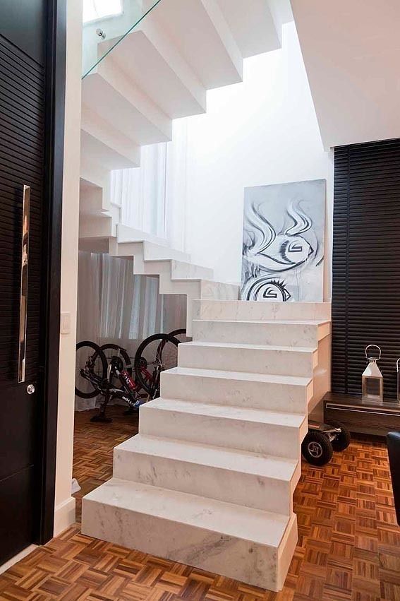 Casa AP+VP, ANDRÉ PACHECO ARQUITETURA ANDRÉ PACHECO ARQUITETURA Modern Corridor, Hallway and Staircase