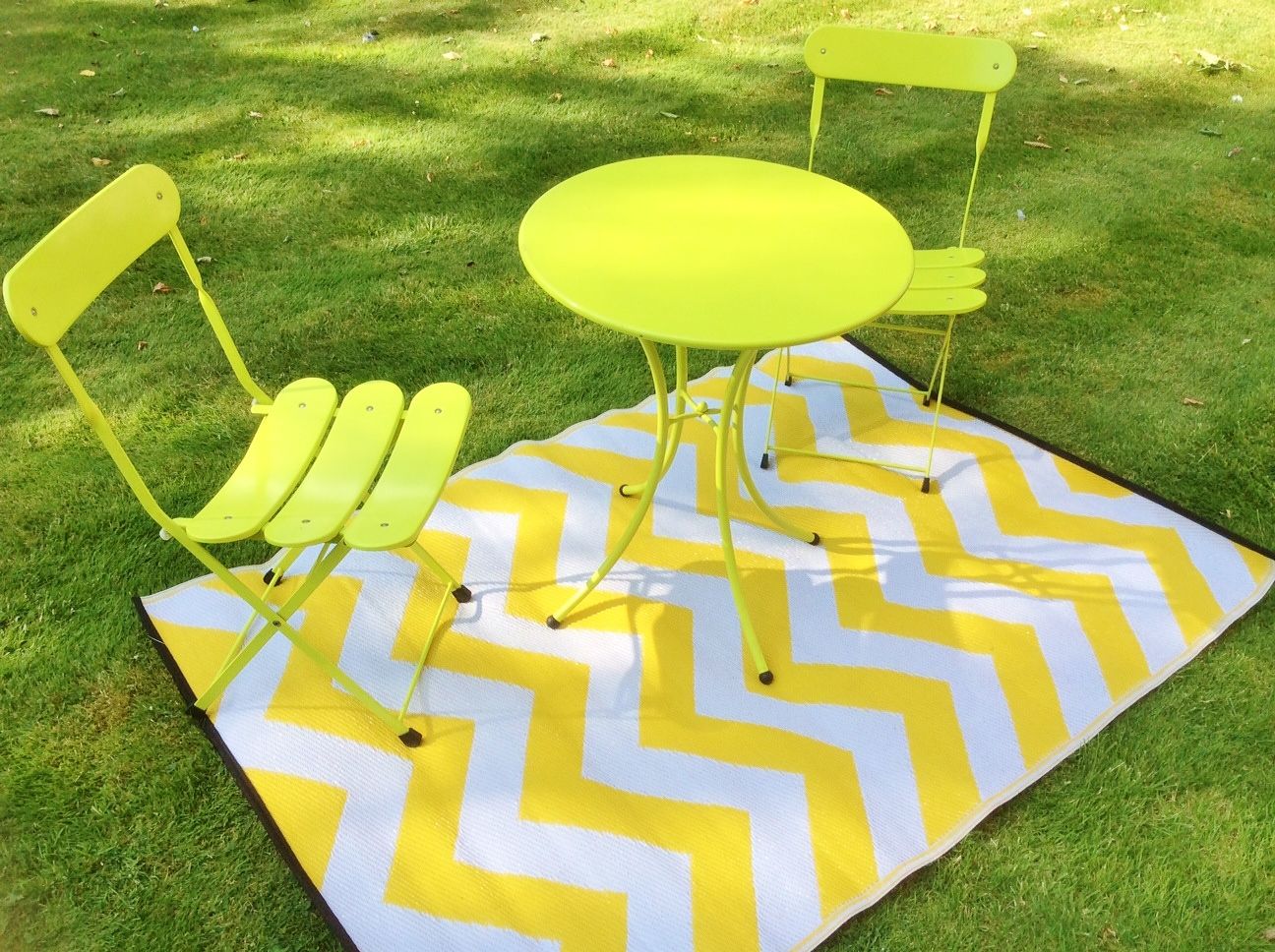 INDOOR/OUTDOOR, PLASTIC PSYCHEDELIA RUG YELLOW AND WHITE homify Modern garden Plastic Accessories & decoration