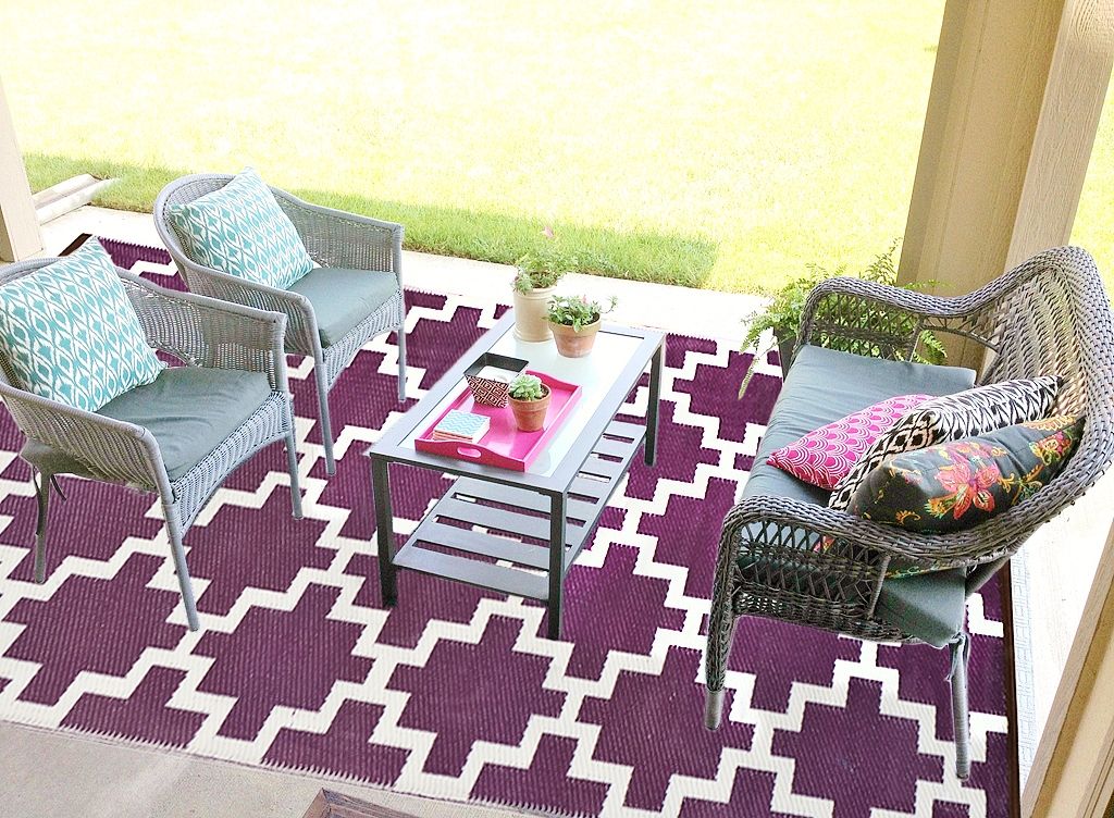 INDOOR/OUTDOOR, PLASTIC SOLITUDE RUG ITALIAN PLUM AND WHITE homify Modern balcony, veranda & terrace Plastic Accessories & decoration