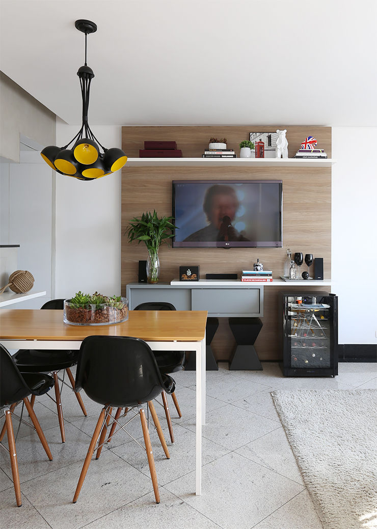 Jantar e Living integrados Duda Senna Arquitetura e Decoração Salas de estar modernas TV e mobiliário