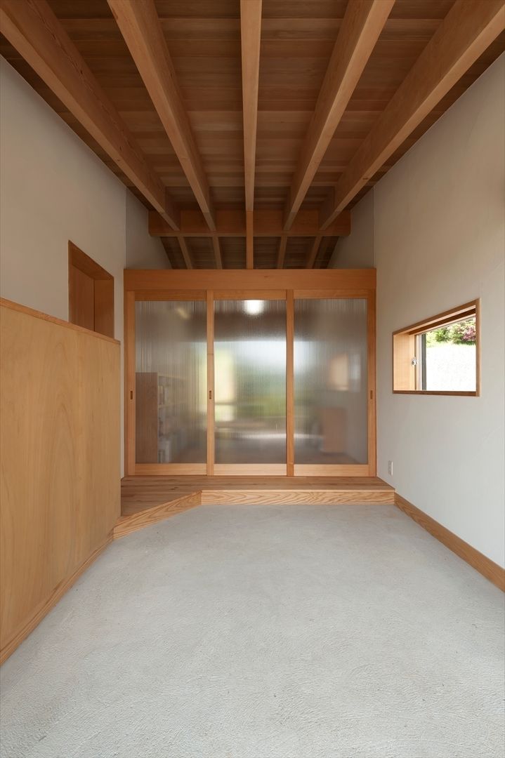 応接室から玄関をみる 宇佐美建築設計室 クラシカルな 窓&ドア