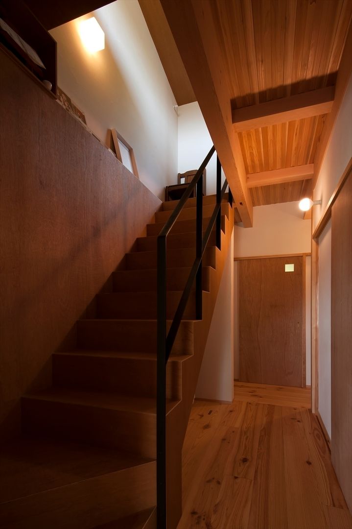 大田の家, 宇佐美建築設計室 宇佐美建築設計室 Classic style corridor, hallway and stairs