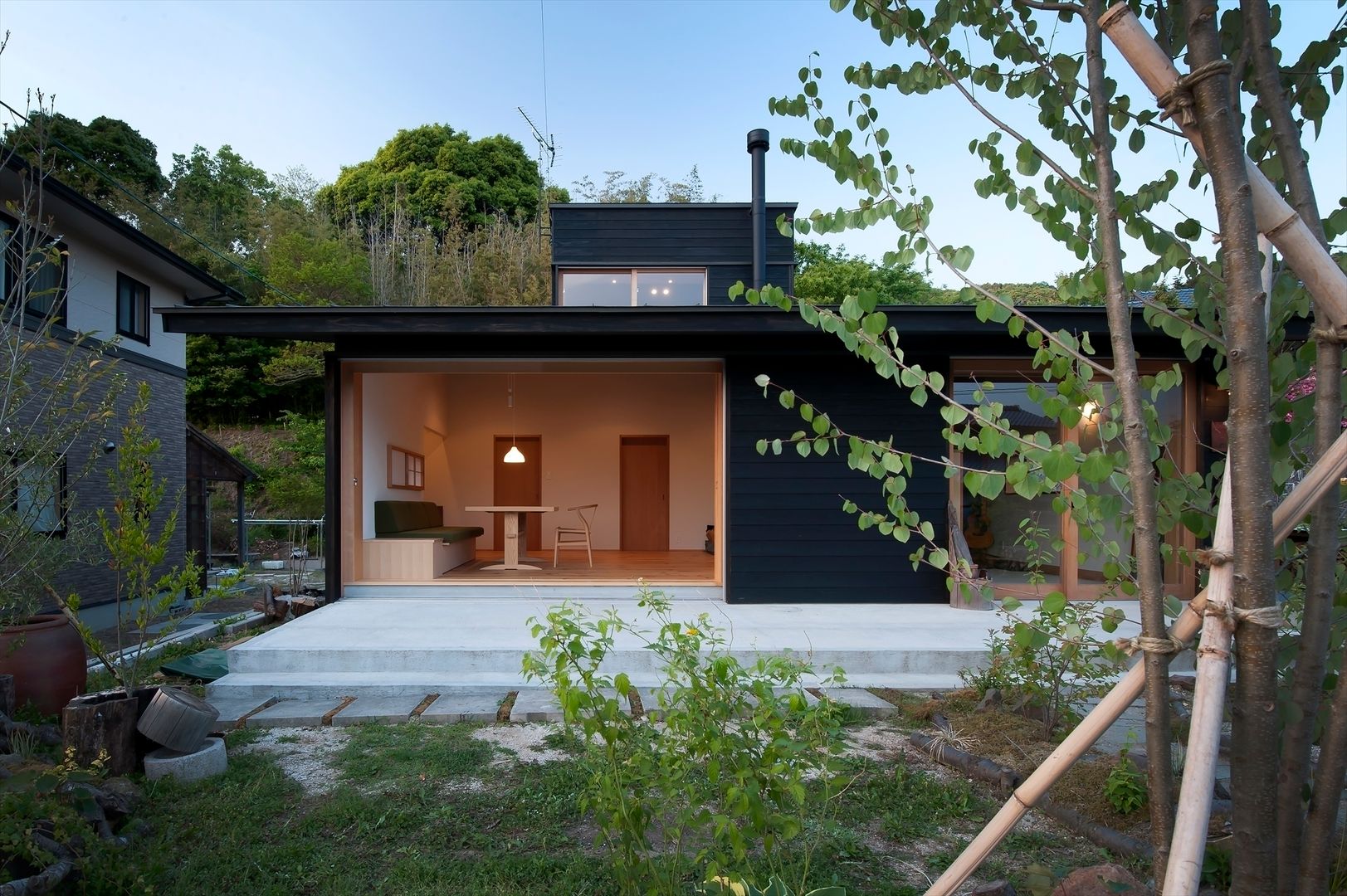 南庭から見た全景 宇佐美建築設計室 クラシカルな 家 植物,空,建物,財産,窓,シェード,植物学,木,建築,家