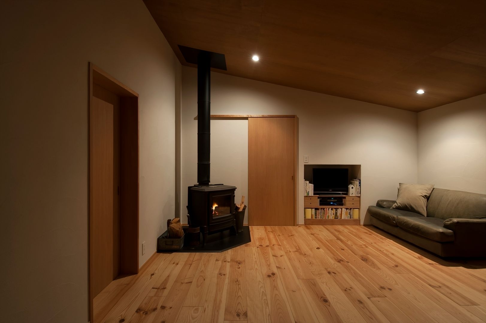 大田の家, 宇佐美建築設計室 宇佐美建築設計室 Living room Fireplaces & accessories