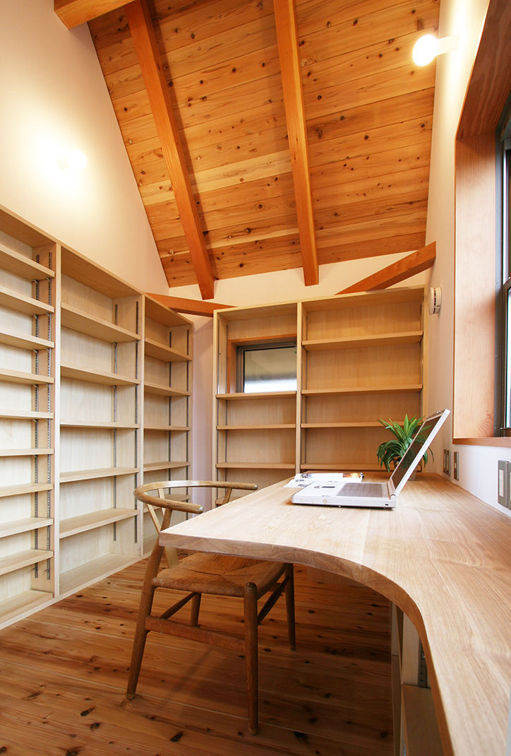 大容量の本棚のある書斎 遠藤浩建築設計事務所 H,ENDOH ARCHTECT & ASSOCIATES モダンデザインの 書斎