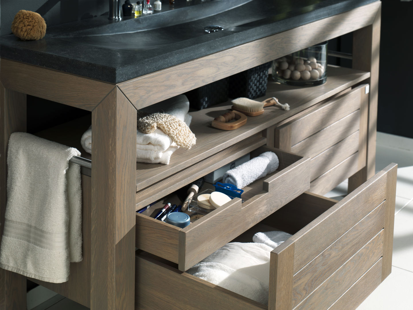 Vollholzbadmöbel der Serie Base-Terra, F&F Floor and Furniture F&F Floor and Furniture Country style bathroom Sinks