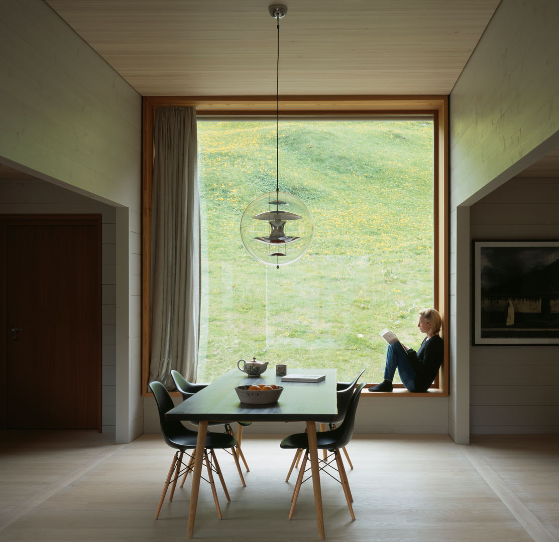 Zwei Häuser in Leis -Vals, CH , Simona Pribeagu Schmid, dipl. Architektin AAM Simona Pribeagu Schmid, dipl. Architektin AAM Modern dining room