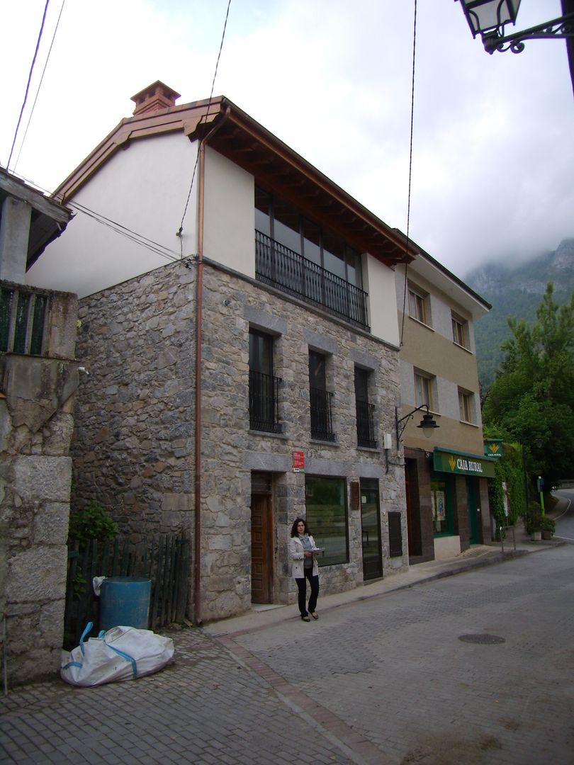 REHABILITACIÓN DE BAJOCUBIERTA Y FACHADA - Campo Caso (Asturias), ESTUDIO DE ARQUITECTURA 4TRAZOS ESTUDIO DE ARQUITECTURA 4TRAZOS Eclectic style houses