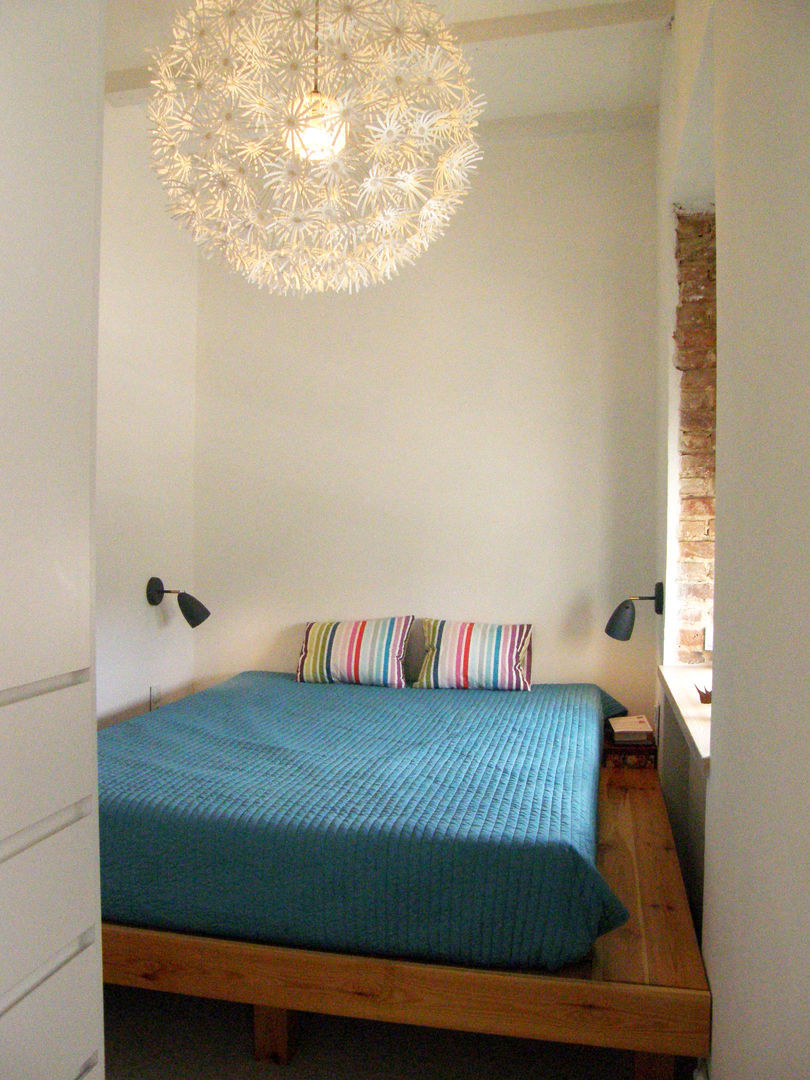 Mieszkanie w kamienicy, Mint&Brisk Mint&Brisk Scandinavian style bedroom
