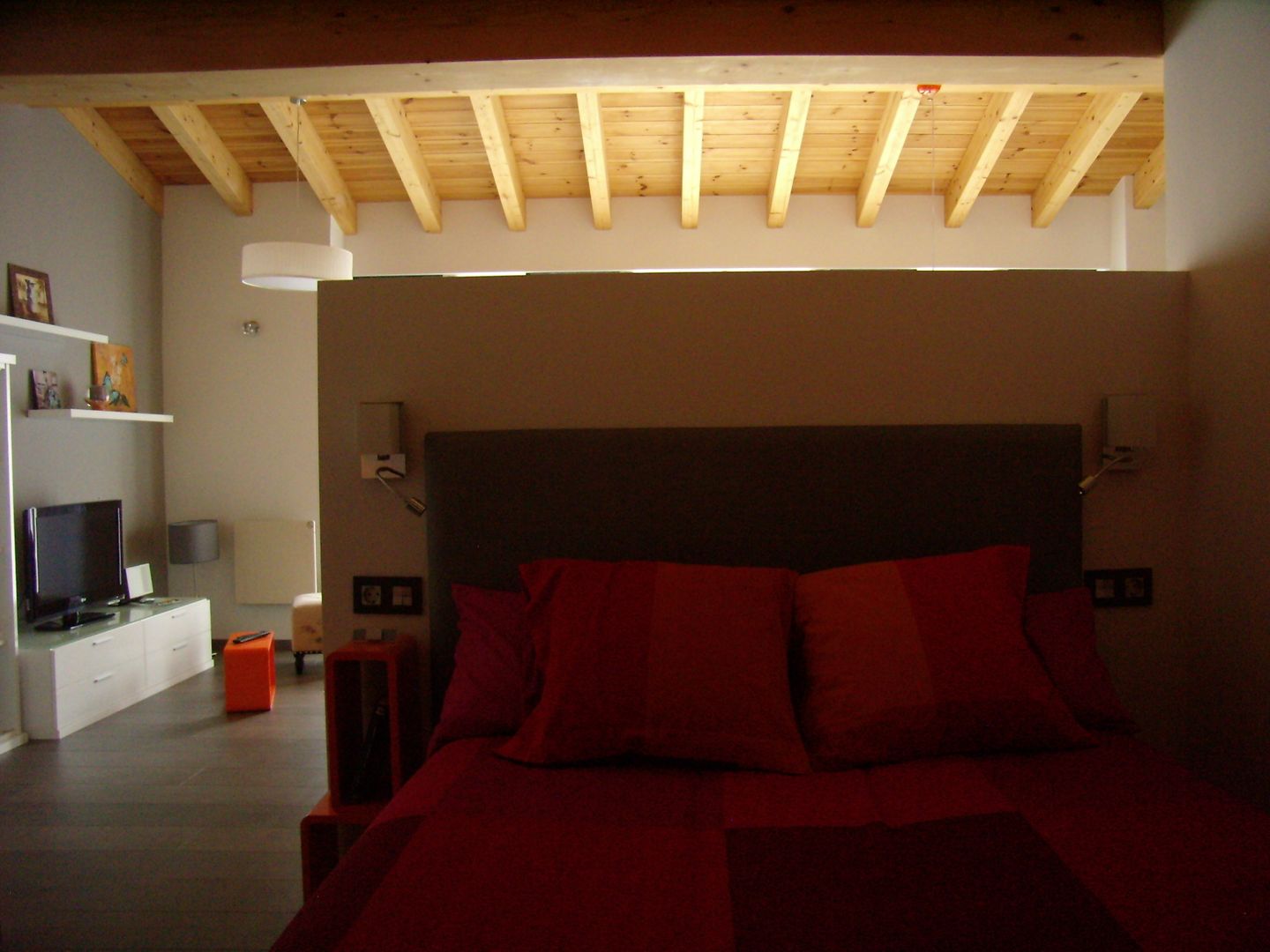 REHABILITACIÓN DE BAJOCUBIERTA Y FACHADA - Campo Caso (Asturias), ESTUDIO DE ARQUITECTURA 4TRAZOS ESTUDIO DE ARQUITECTURA 4TRAZOS Eclectic style bedroom