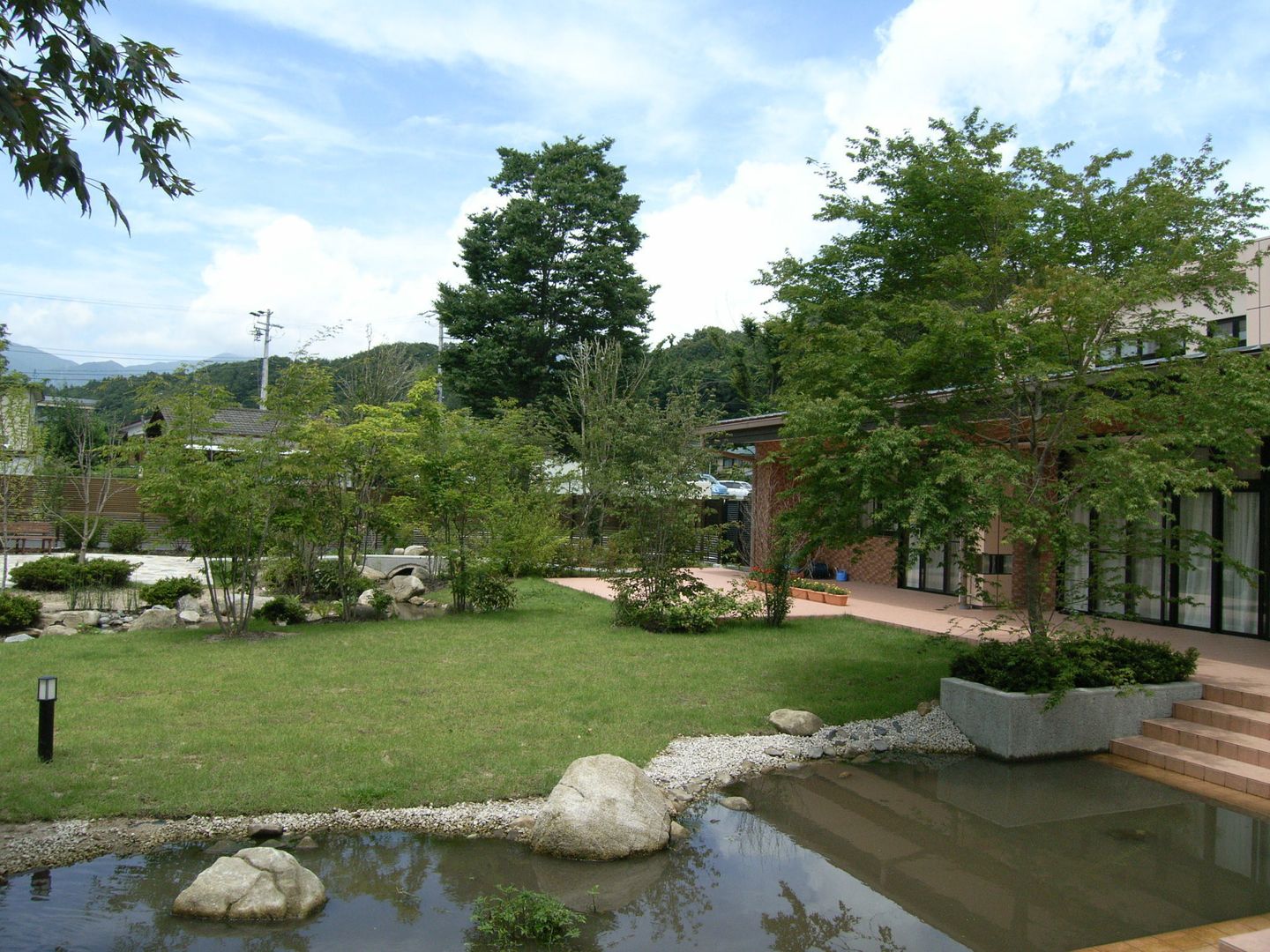 流れと池のある癒しの自然風庭園, アート・ボー・エントランス アート・ボー・エントランス Classic style garden