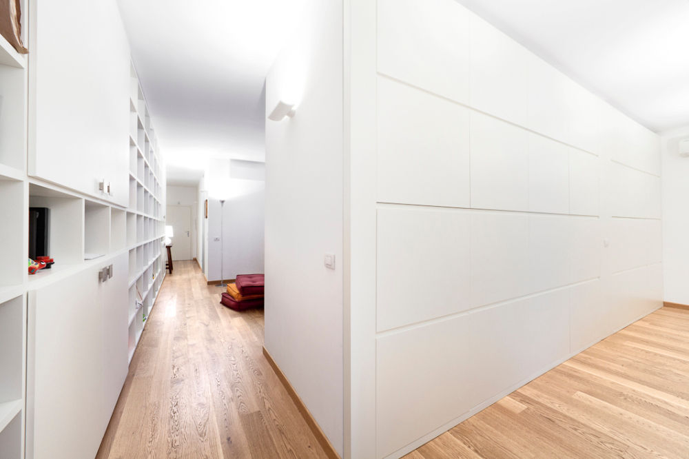 Angolo, 23bassi studio di architettura 23bassi studio di architettura Modern Corridor, Hallway and Staircase Wood Wood effect