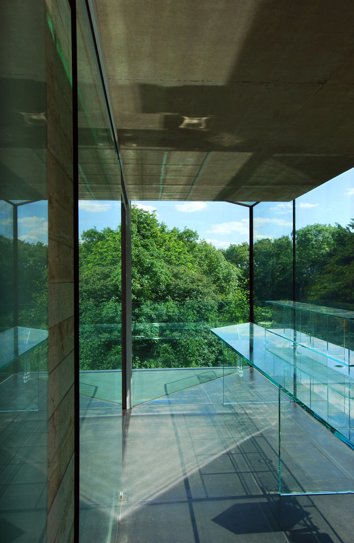 Glass desk - study with views Eldridge London Minimalistische studeerkamer Glas