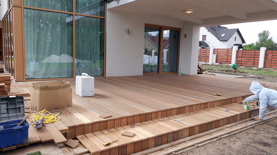 Instalación De Piso De Madera Para Terraza De Patio Con Nuevos Tablones De  Fragmentos De Terraza De Madera Fotos, retratos, imágenes y fotografía de  archivo libres de derecho. Image 128871506