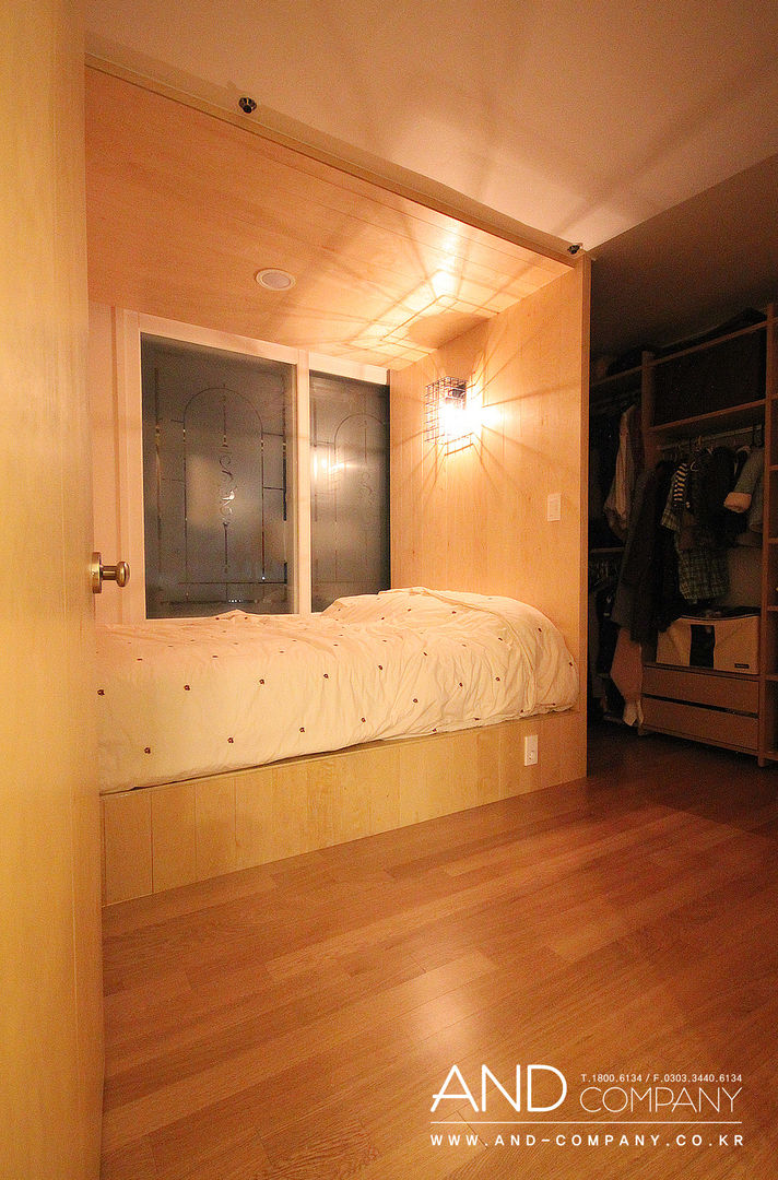 서재를 거실로, 거실을 서재로, 앤드컴퍼니 앤드컴퍼니 Modern style bedroom