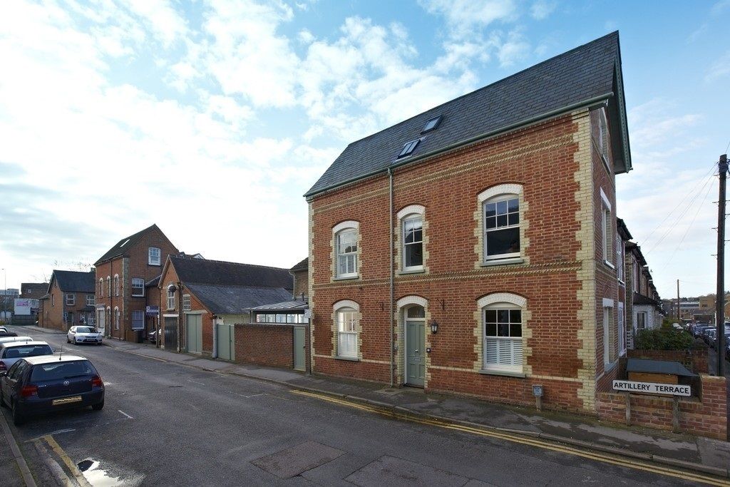 An Elegant Townhouse Beautifully Restored and Injected with Colour, Etons of Bath Etons of Bath クラシカルな 家