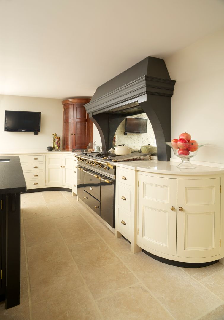 Felsted | Bespoke Navy and Off-White Classic Contemporary Kitchen Humphrey Munson Nhà bếp phong cách kinh điển