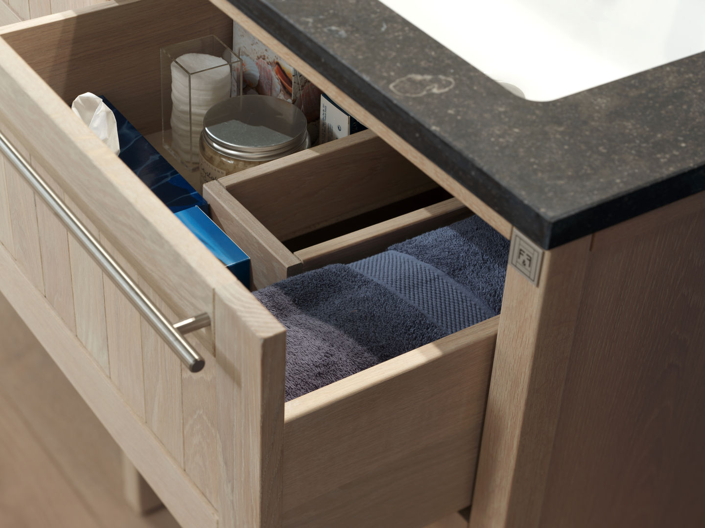 Echtholzbadmöbel aus der Serie Elements, F&F Floor and Furniture F&F Floor and Furniture Country style bathroom Storage