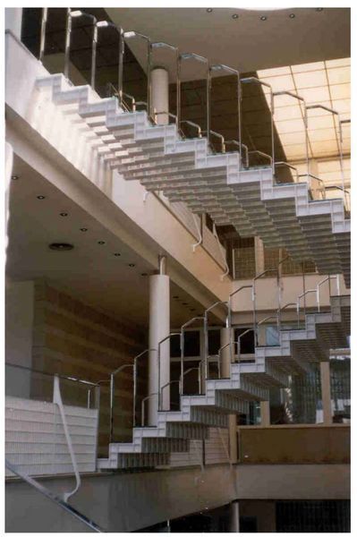1988. OFICINAS DIARIO LEVANTE, ARQUITECTOS PRIOR Y LLOMBART ARQUITECTOS PRIOR Y LLOMBART Industrial style corridor, hallway and stairs