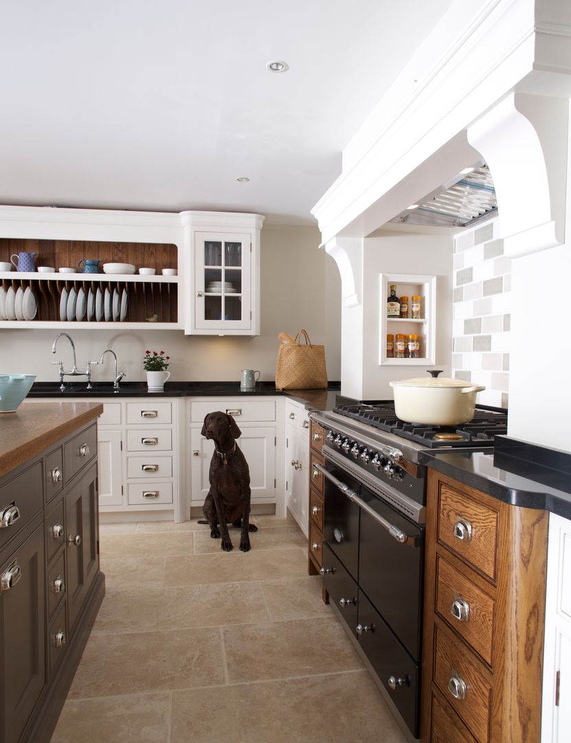 Nickleby | Felsted | Bespoke Classic Contemporary Kitchen Humphrey Munson Cocinas de estilo clásico