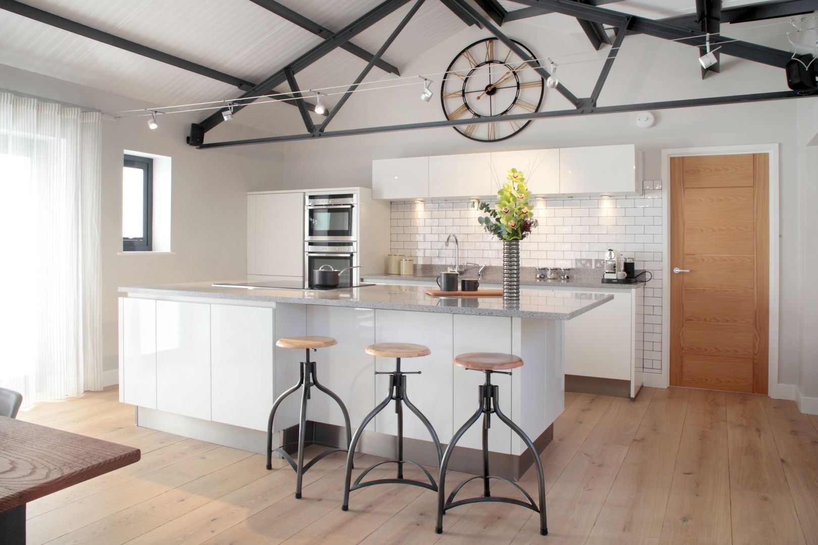 The Cow Shed Barn Conversion Kitchen in-toto Kitchens Design Studio Marlow Кухня в классическом стиле