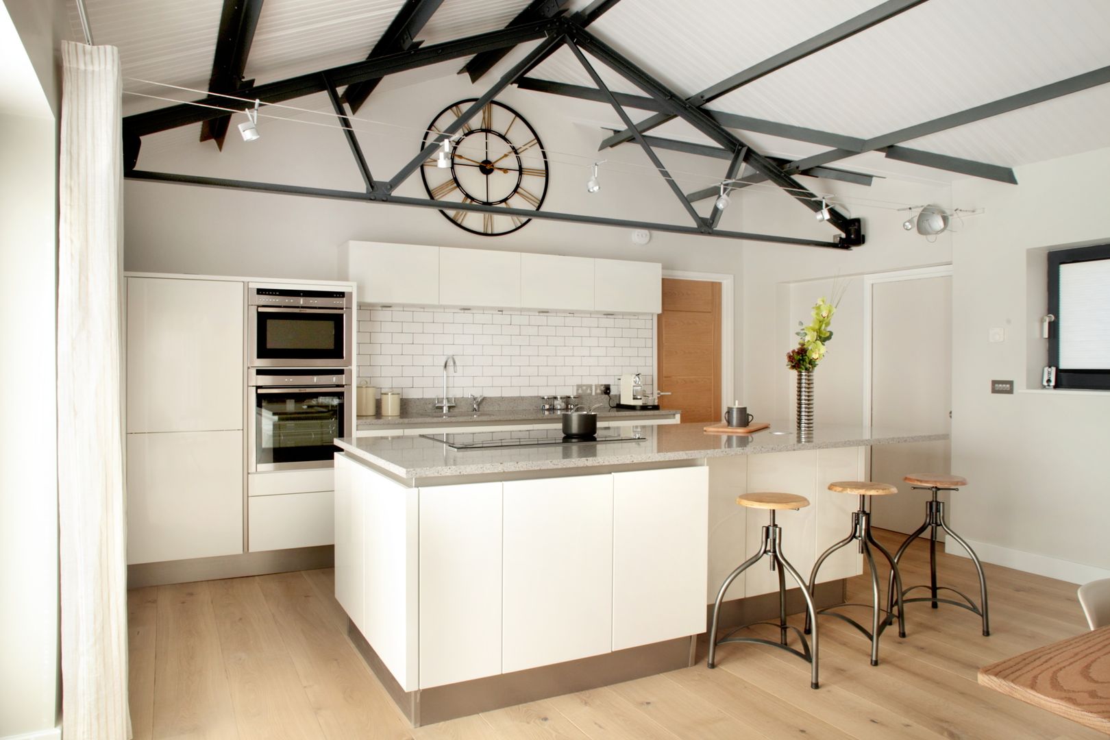 The Cow Shed Barn Conversion Kitchen in-toto Kitchens Design Studio Marlow Dapur Klasik