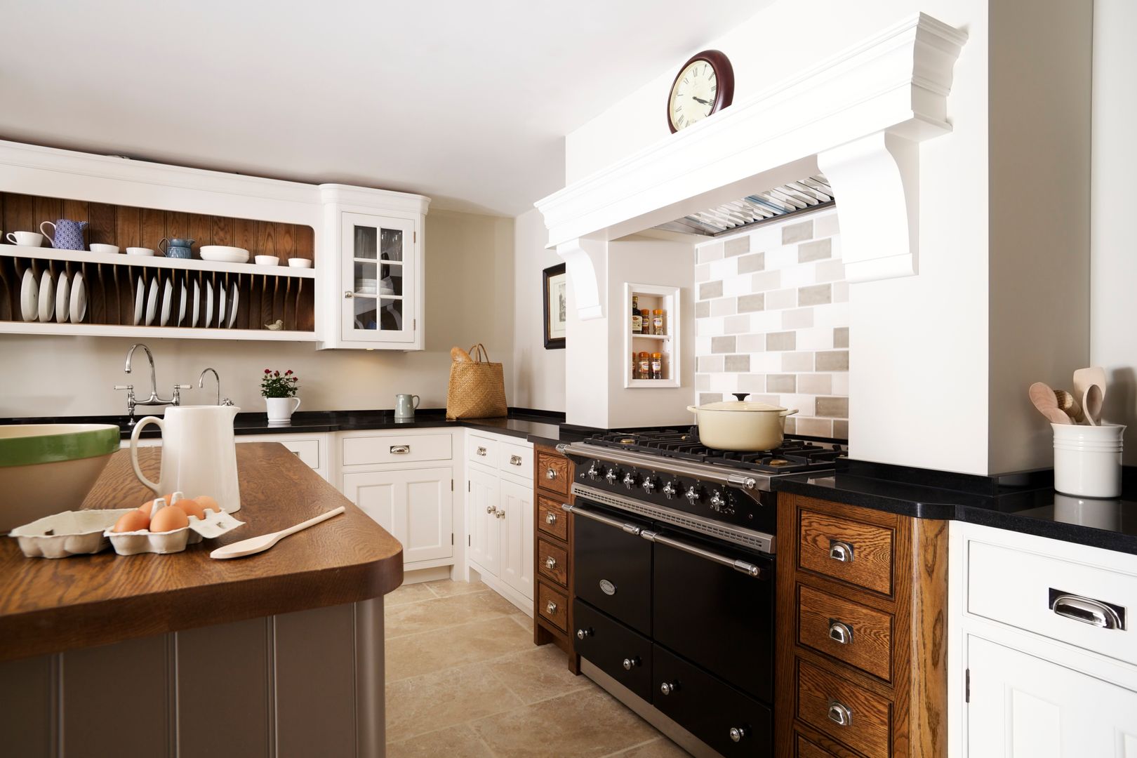 Nickleby | Felsted | Bespoke Classic Contemporary Kitchen Humphrey Munson Cocinas clásicas