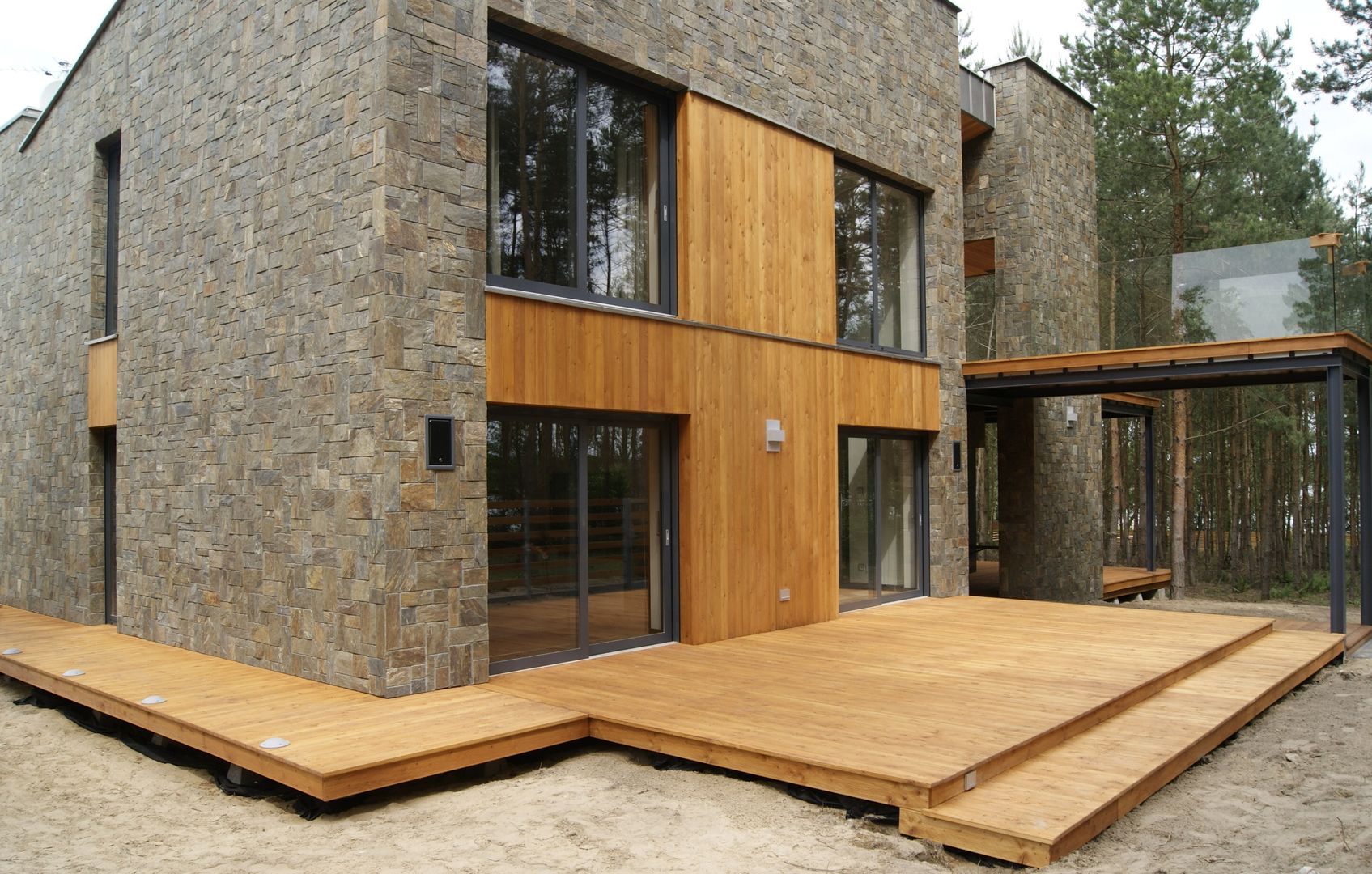 Taras i elewacja z Modrzewia Syberyjskiego, Tarasy-drewniane- Dorota Maciejewska Tarasy-drewniane- Dorota Maciejewska Balkon, Beranda & Teras Gaya Rustic